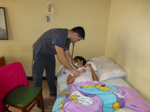 Dr. Carlos Yépez, asignado por ALSOBOCARONI para verificar la salud general de Marivic