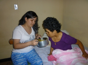Karla, madrina de Marivic dándole su sopa