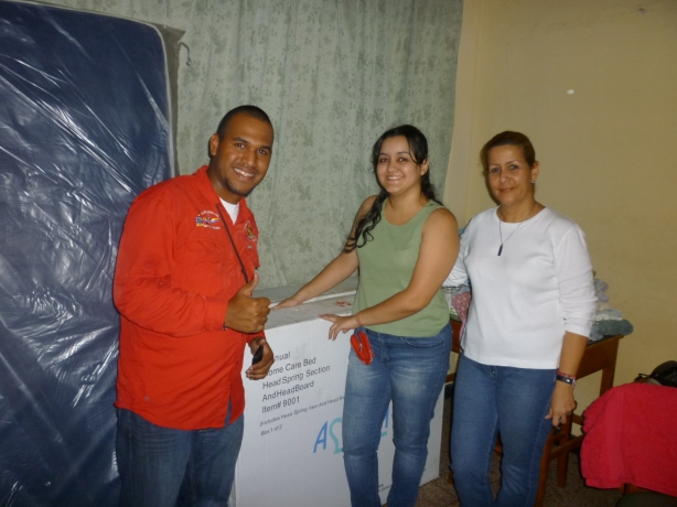 Junto a Richard Castillo, asistente de Nataly Medina de López, primera dama de ALSOBOCARONI recibiendo cama clínica y colchón