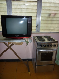 Televisor y cocina eléctrica donada por la Fundación Social Caroní para Marivic