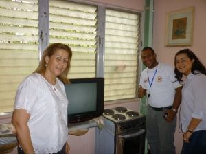 Recibiendo televisor y cocina eléctrica donada por la Fundación Social Caroní para Marivic