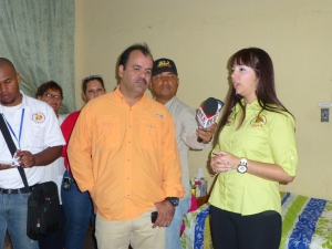 Alcalde de Alsobocaroni, José Ramón López y su esposa Nataly Medina de López hacen presencia en la casa de Marivic para darle donativos