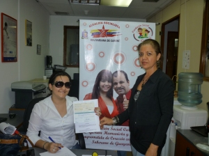 Junto a Elena recibiendo la ayuda para Marivic de parte de la Fundación Social Caroní